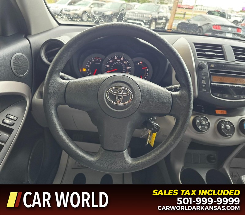 Toyota RAV4 Vehicle Full-screen Gallery Image 15