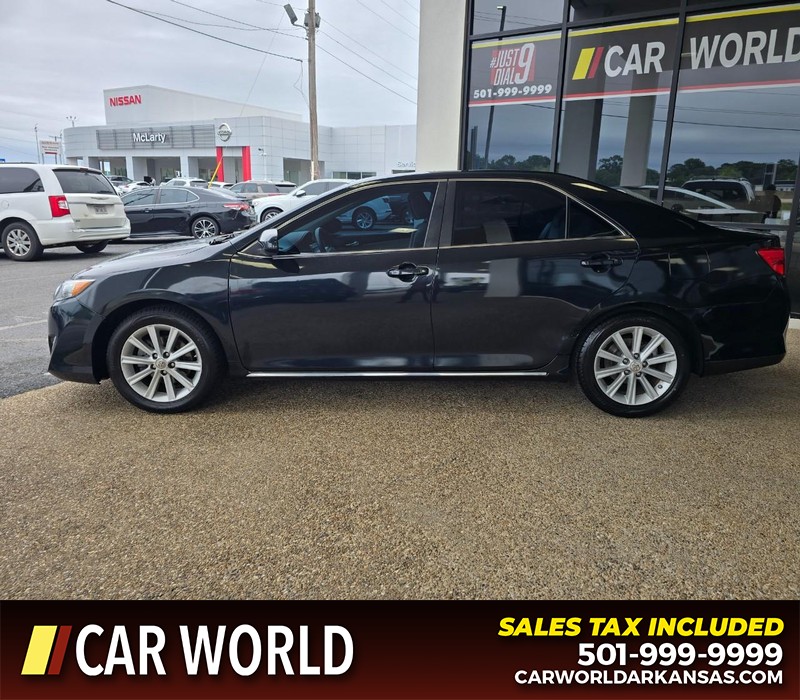 Toyota Camry Vehicle Full-screen Gallery Image 4