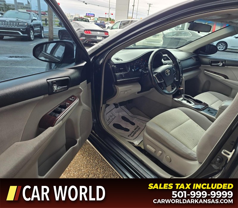 Toyota Camry Vehicle Full-screen Gallery Image 7