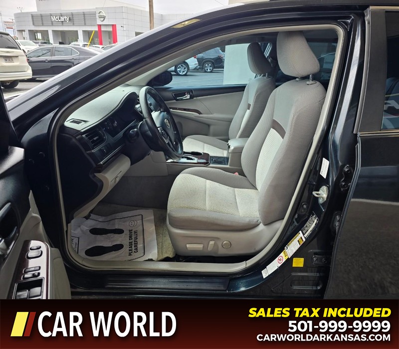 Toyota Camry Vehicle Full-screen Gallery Image 8