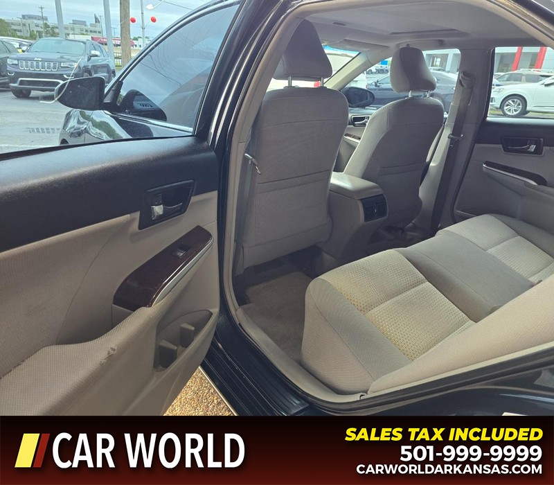 Toyota Camry Vehicle Full-screen Gallery Image 9