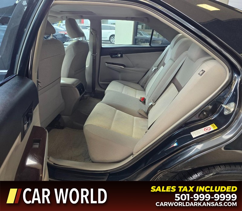 Toyota Camry Vehicle Full-screen Gallery Image 10
