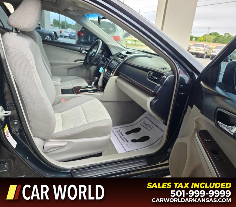 Toyota Camry Vehicle Full-screen Gallery Image 11