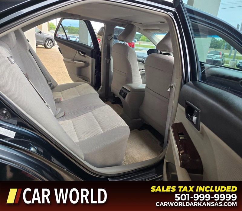 Toyota Camry Vehicle Full-screen Gallery Image 12