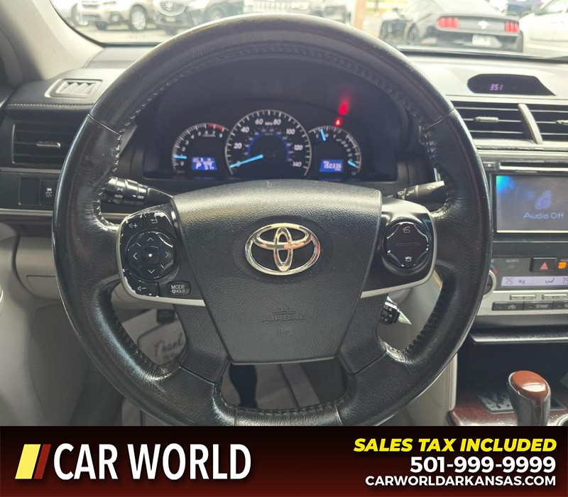 Toyota Camry Vehicle Full-screen Gallery Image 15