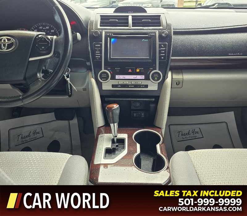 Toyota Camry Vehicle Full-screen Gallery Image 18