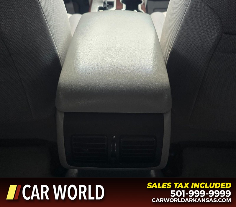 Toyota Camry Vehicle Full-screen Gallery Image 20