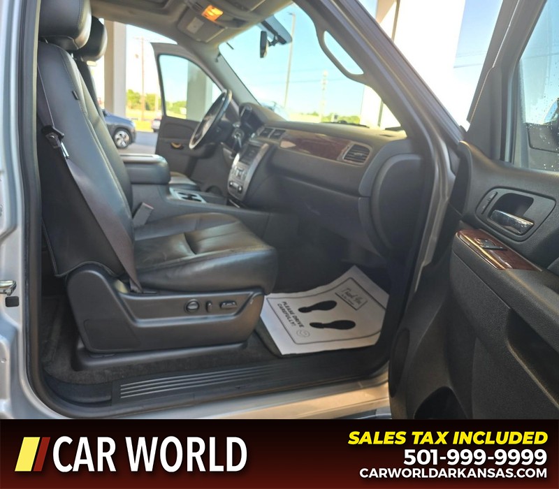 GMC Yukon Vehicle Full-screen Gallery Image 12