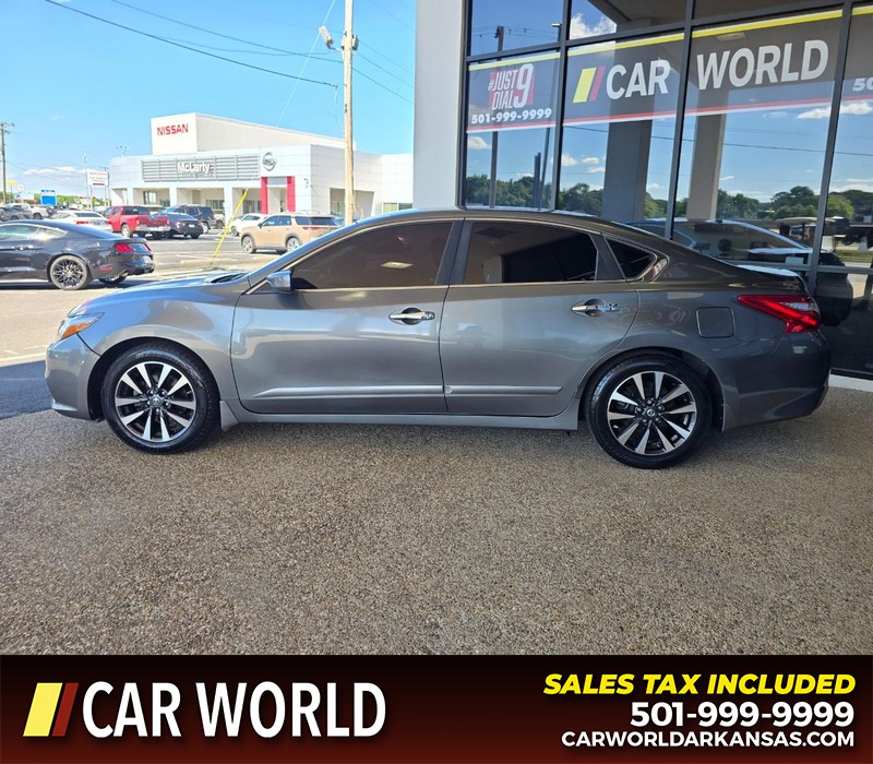 Nissan Altima Vehicle Full-screen Gallery Image 4