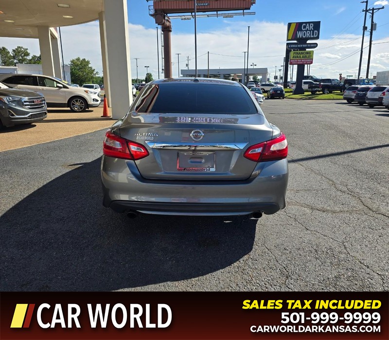Nissan Altima Vehicle Full-screen Gallery Image 5