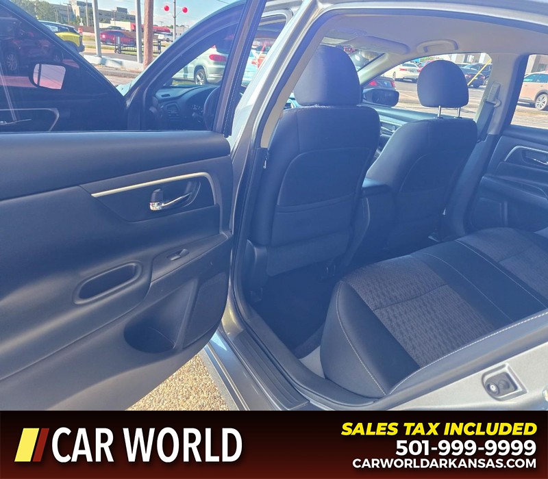 Nissan Altima Vehicle Full-screen Gallery Image 9