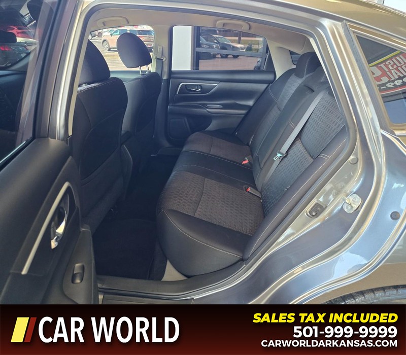 Nissan Altima Vehicle Full-screen Gallery Image 10