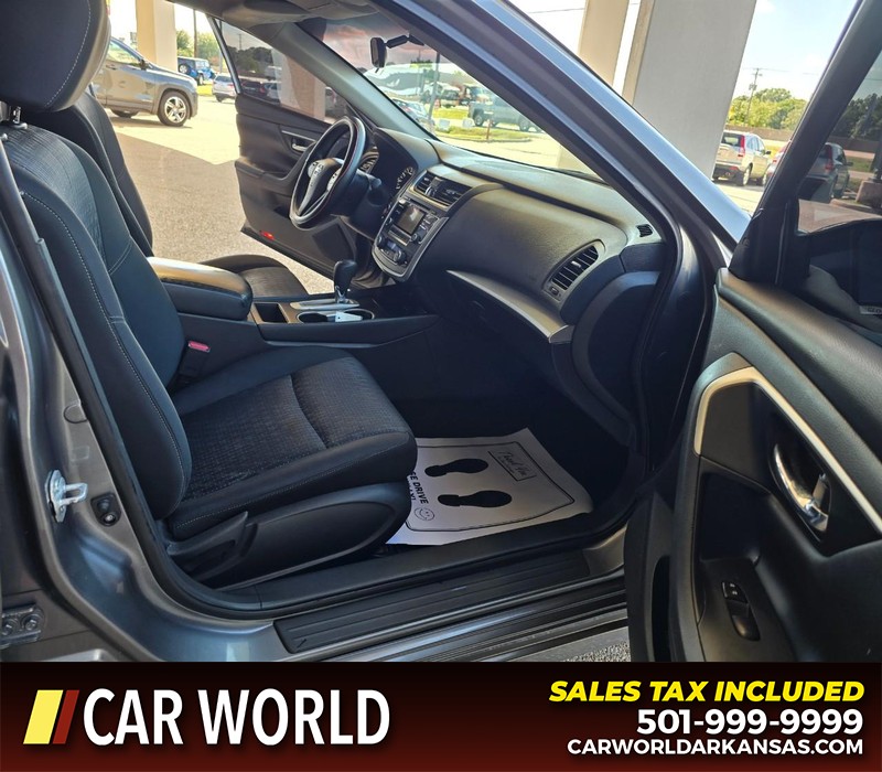Nissan Altima Vehicle Full-screen Gallery Image 11
