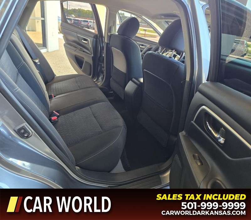 Nissan Altima Vehicle Full-screen Gallery Image 12