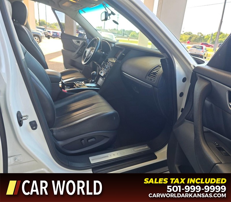 INFINITI QX70 Vehicle Full-screen Gallery Image 11