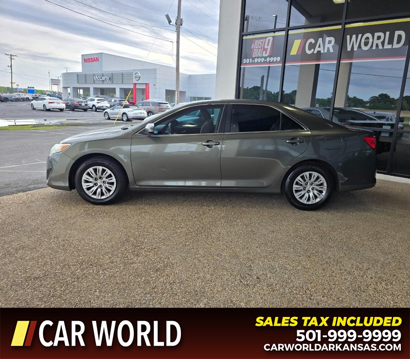 Toyota Camry Vehicle Full-screen Gallery Image 4
