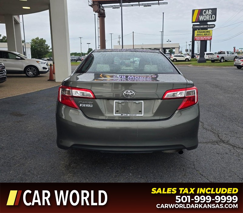 Toyota Camry Vehicle Full-screen Gallery Image 5
