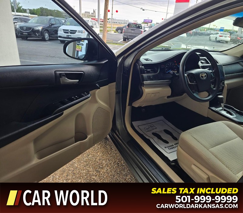 Toyota Camry Vehicle Full-screen Gallery Image 7