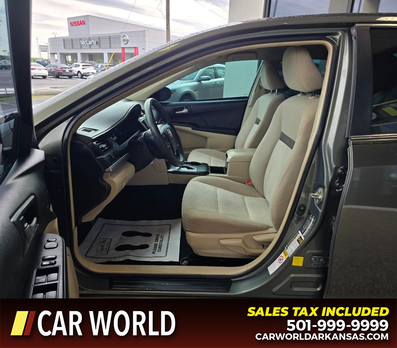 Toyota Camry Vehicle Full-screen Gallery Image 8