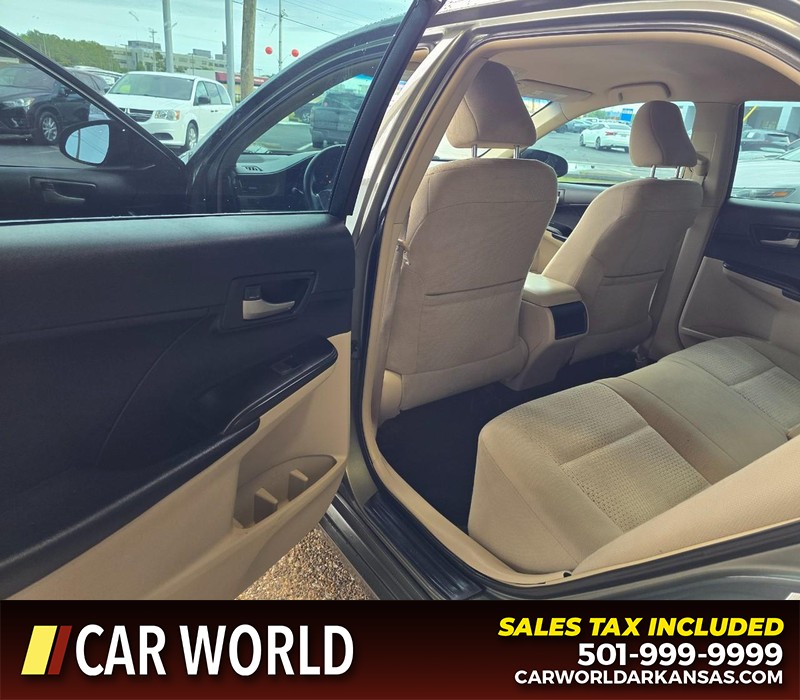 Toyota Camry Vehicle Full-screen Gallery Image 9