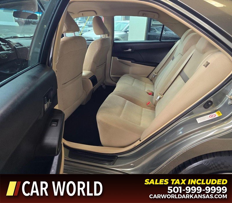 Toyota Camry Vehicle Full-screen Gallery Image 10
