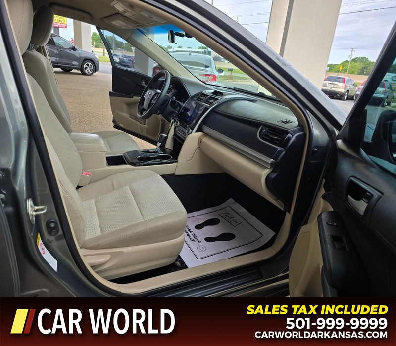 Toyota Camry Vehicle Full-screen Gallery Image 11