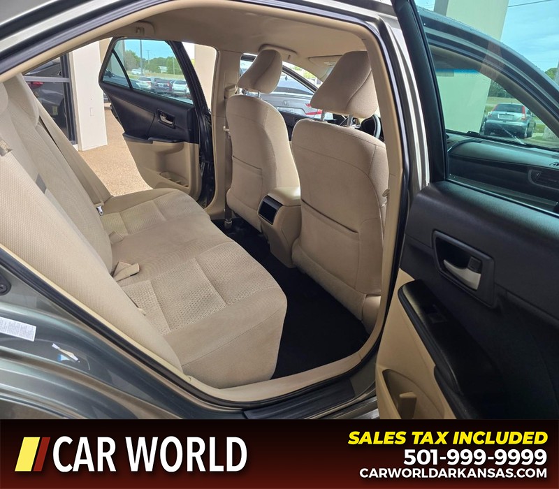 Toyota Camry Vehicle Full-screen Gallery Image 12