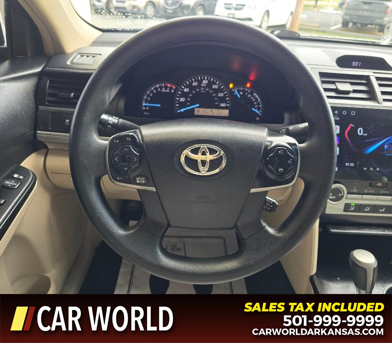 Toyota Camry Vehicle Full-screen Gallery Image 15