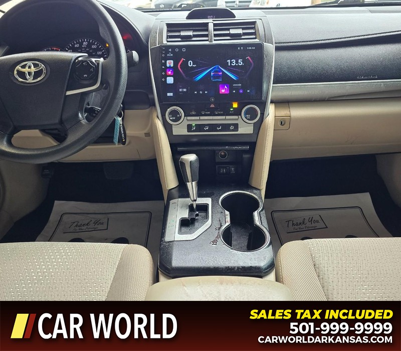 Toyota Camry Vehicle Full-screen Gallery Image 18