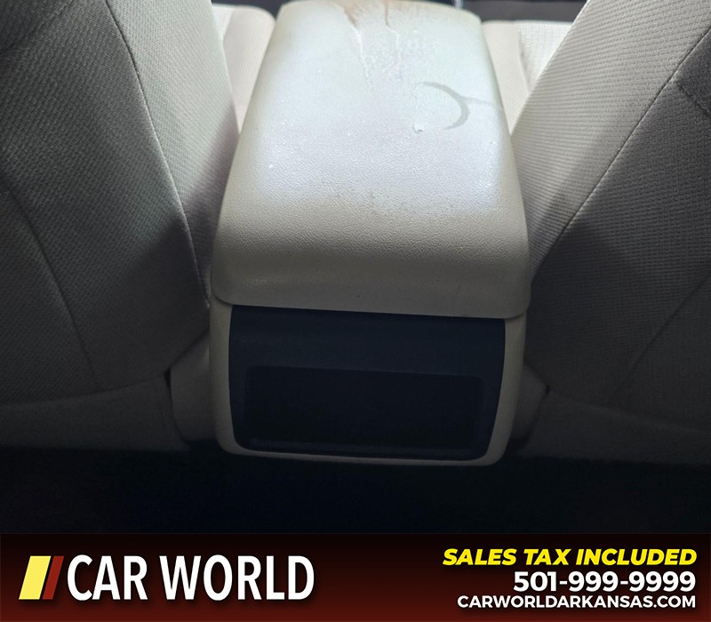 Toyota Camry Vehicle Full-screen Gallery Image 20