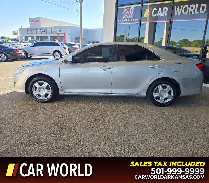 Toyota Camry Vehicle Full-screen Gallery Image 4