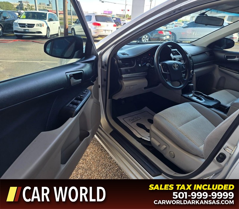 Toyota Camry Vehicle Full-screen Gallery Image 7