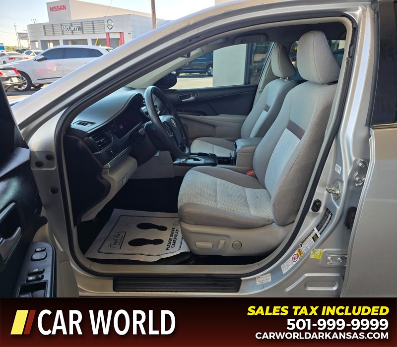 Toyota Camry Vehicle Full-screen Gallery Image 8
