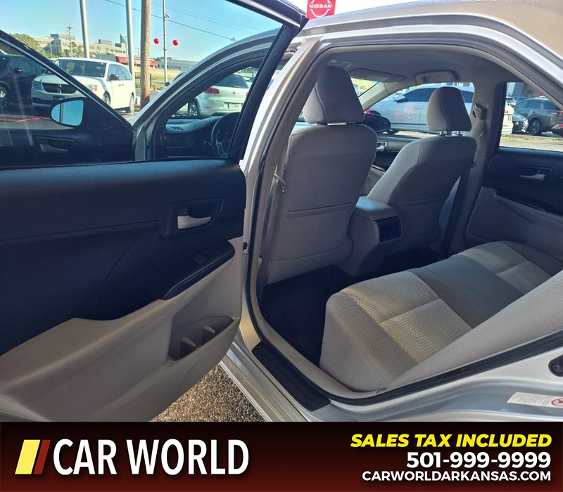 Toyota Camry Vehicle Full-screen Gallery Image 9