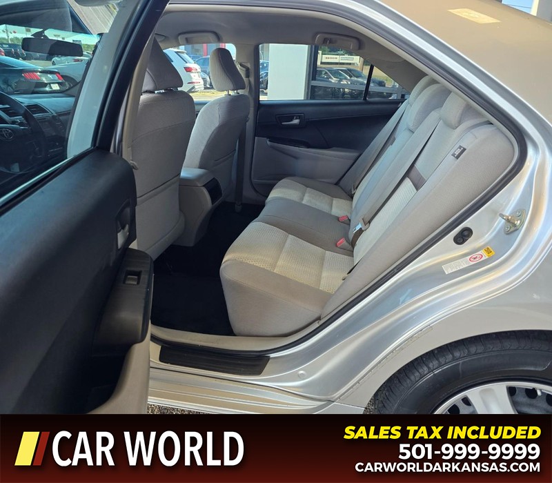 Toyota Camry Vehicle Full-screen Gallery Image 10