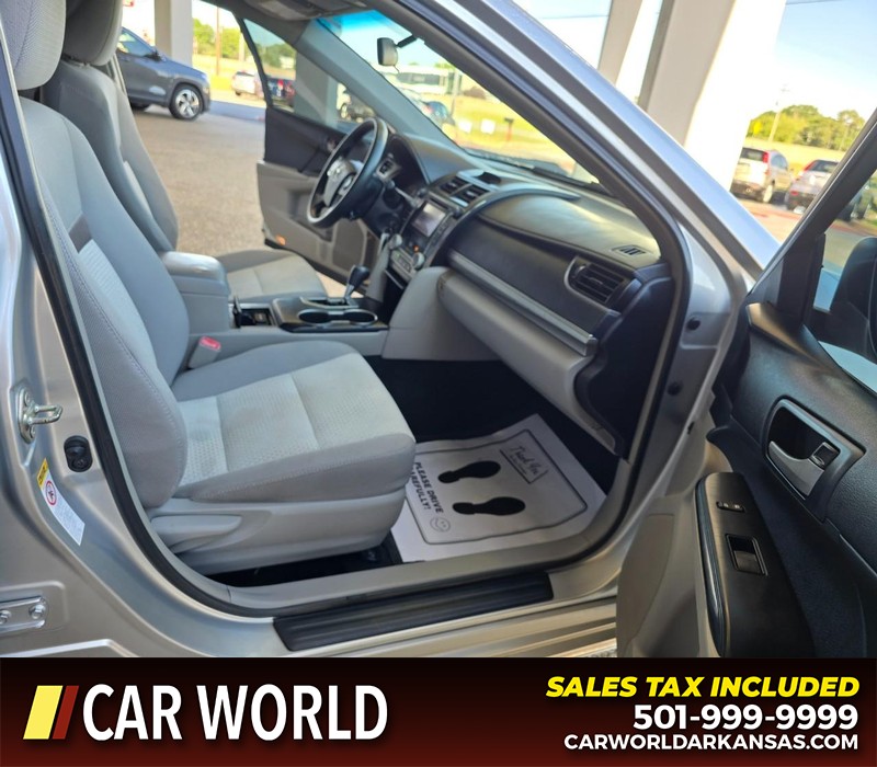 Toyota Camry Vehicle Full-screen Gallery Image 11