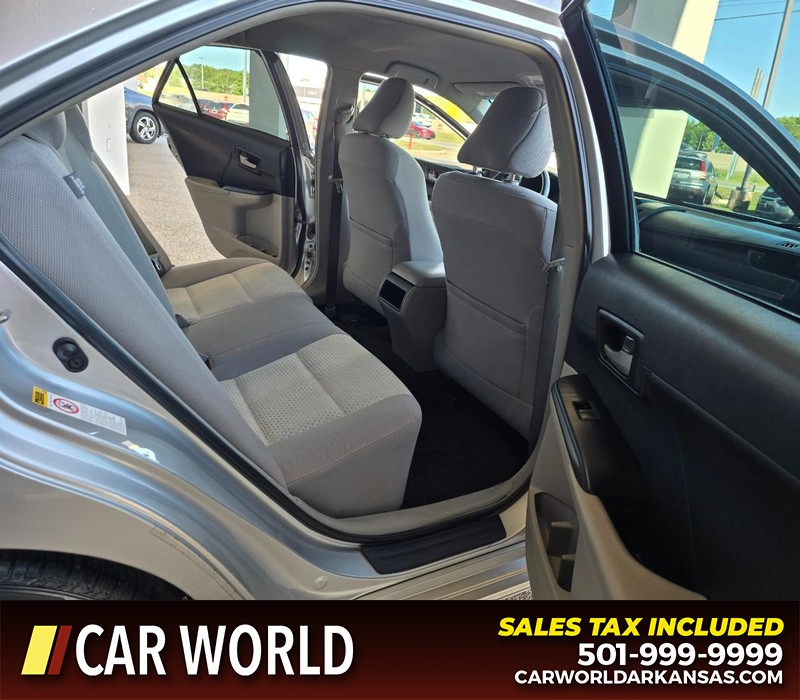 Toyota Camry Vehicle Full-screen Gallery Image 12