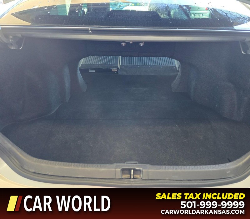 Toyota Camry Vehicle Full-screen Gallery Image 14