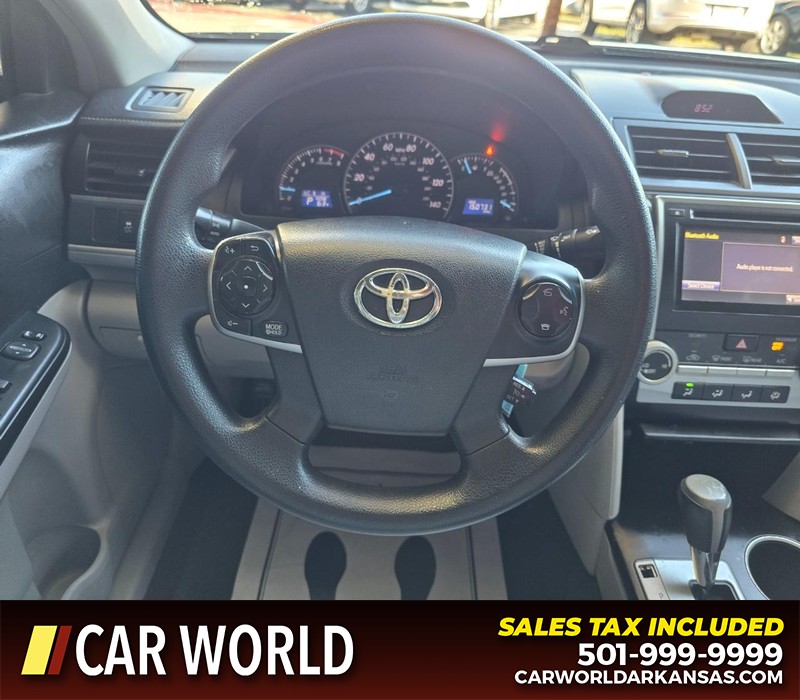 Toyota Camry Vehicle Full-screen Gallery Image 15