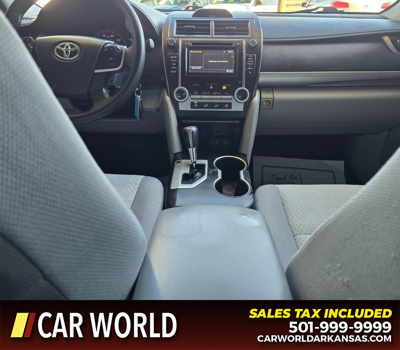 Toyota Camry Vehicle Full-screen Gallery Image 18