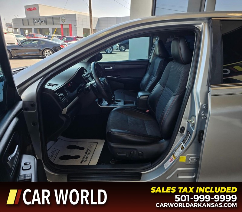 Toyota Camry Vehicle Full-screen Gallery Image 8