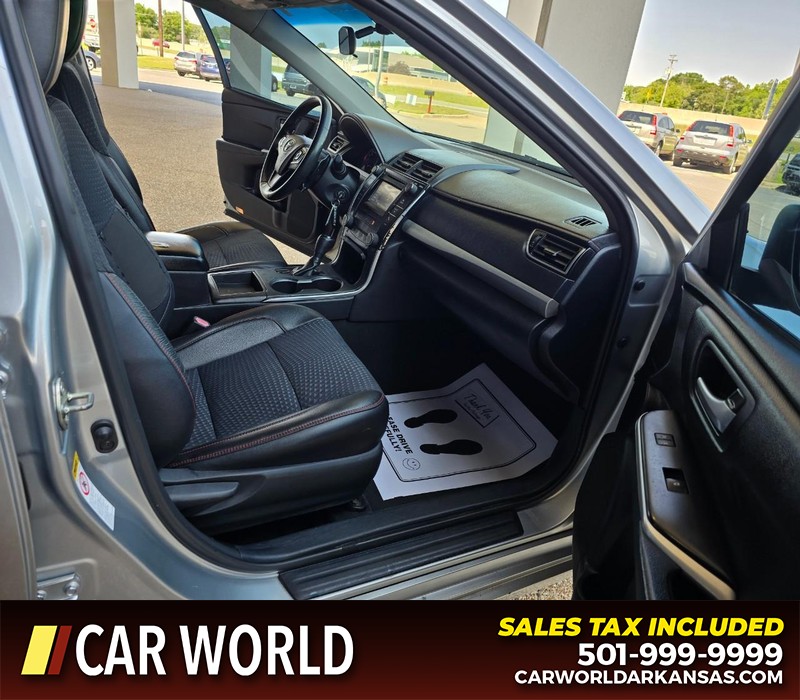 Toyota Camry Vehicle Full-screen Gallery Image 11