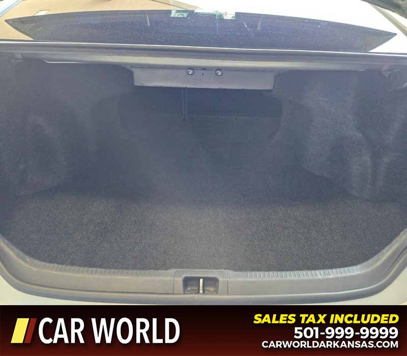 Toyota Camry Vehicle Full-screen Gallery Image 13