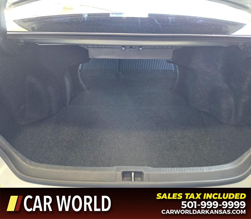 Toyota Camry Vehicle Full-screen Gallery Image 14