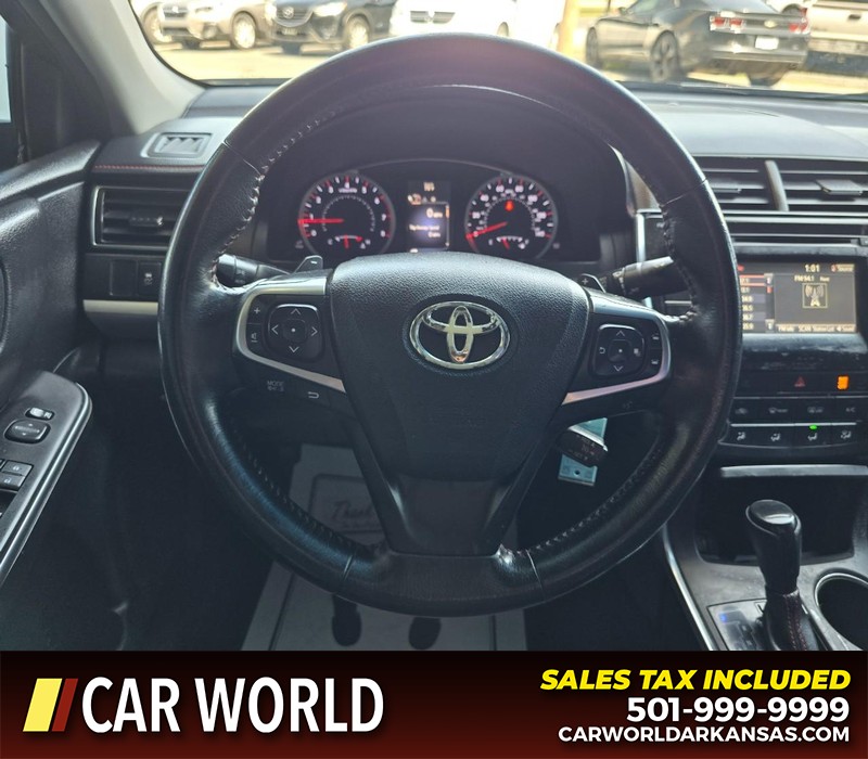 Toyota Camry Vehicle Full-screen Gallery Image 15