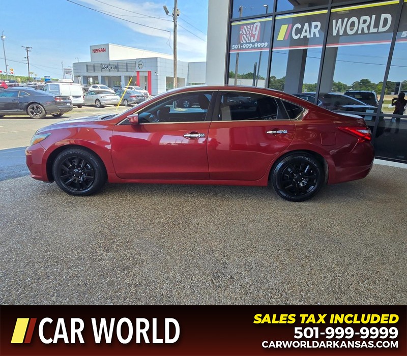 Nissan Altima Vehicle Full-screen Gallery Image 4