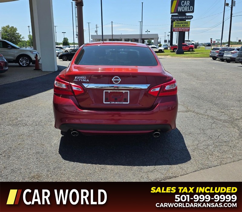 Nissan Altima Vehicle Full-screen Gallery Image 5