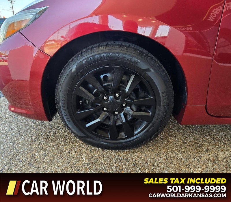 Nissan Altima Vehicle Full-screen Gallery Image 6