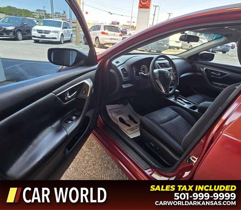 Nissan Altima Vehicle Full-screen Gallery Image 7