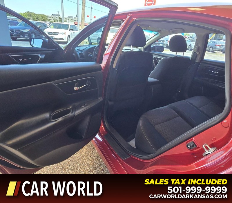 Nissan Altima Vehicle Full-screen Gallery Image 9